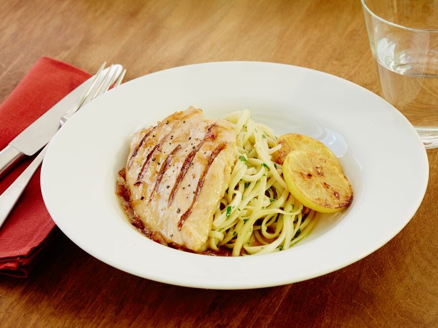 Poitrines poulet assaisonnées cuites avec marque de grill 4oz