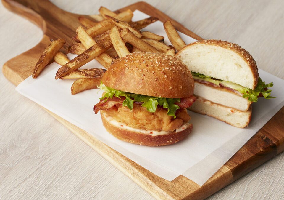 Poitrines poulet assaisonnées, panées & cuites